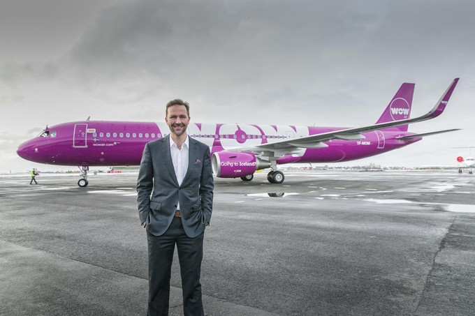 «Die isländische Wow Air hatte immer tolle Kennzeichen», schreibt uns Leserin Theresa. Es gab zum Beispiel TF-CAT (Katze) und TF-DOG (Hund). Auf dem Foto ist hinter dem damaligen Airline-Chef Skúli Mogensen TF-MOM zu sehen. MOM steht für Mutter, ist aber auch WOW auf den Kopf gestellt. Es folgten TF-DAD (Vater), TF-SIS (Sister - Schwester) und weitere Familien-Kennzeichen. Als Zeichen für Toleranz bekam ein Airbus A330 das Kennzeichen TF-GAY.