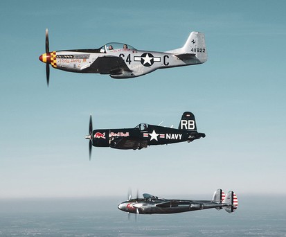 Die Mustang, zusammen mit Corsair im Überflug nach Salzburg