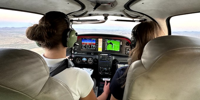 Carla und ihre Lehrerin konzentrieren sich aber auf ihren Flug.