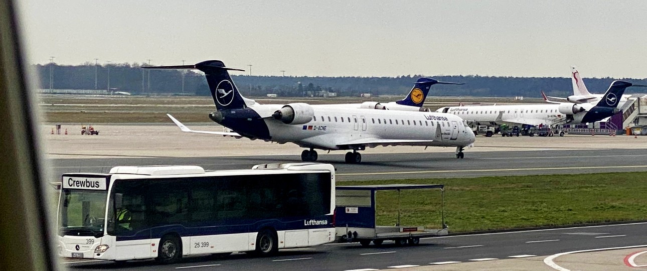 Bombardier CRJ 900 von Lufthansa Cityline in Frankfurt (Archivbild): Unklar, was jetzt aus den Flugzeugen wird.