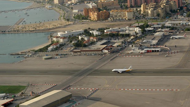 Platz 2: Die Winston Churchill Avenue, Gibraltars meistbefahrene Straße, läuft direkt über das Rollfeld des Gibraltar Airport. Schranken stoppen den Verkehr, wenn ein Flugzeug starten oder landen will.