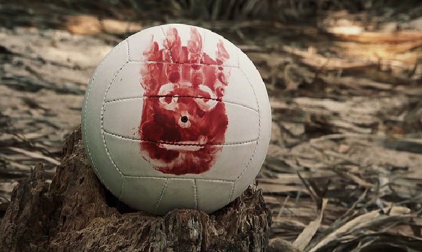 Rang 10: Cast Away (2000) ist die Auflage des Klassikers Robinson Crusoe. Ein Kurier von Fedex (Tom Hanks) strandet auf einer Insel im Pazifik, weil sein Jet abstürzt und verkürzt die Zeit mit Gesprächen mit einem Volleyball. Exzessives Product Placement.