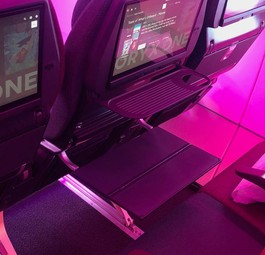 Die neuen Economy-Sitze von Qatar Airways: Sie haben einen großen Tisch unten, einen kleinen oben.