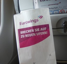 Spucktüte als Marketinggag bei Eurowings: Künftig je Sitzreihe nur noch einmal.