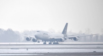 boeing 747-8 lufthansa piste schnee
