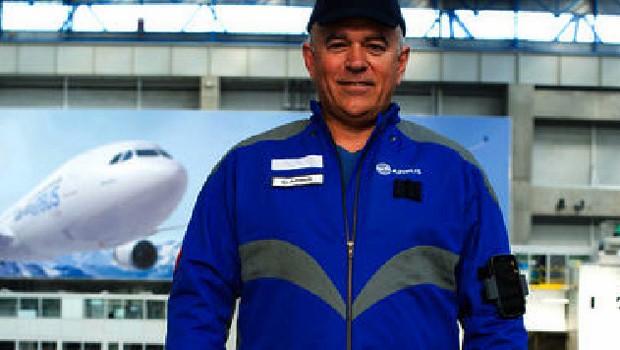 Die Uniform ist mit neuen und leichten Materialen genäht.