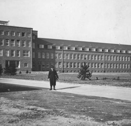 Der frühere Sitz der Zentralverwaltung der Henschel Flugzeug-Werke mit dem damaligen Direktor Walter Hormel: Ein wenig bekanntes Kapitel.