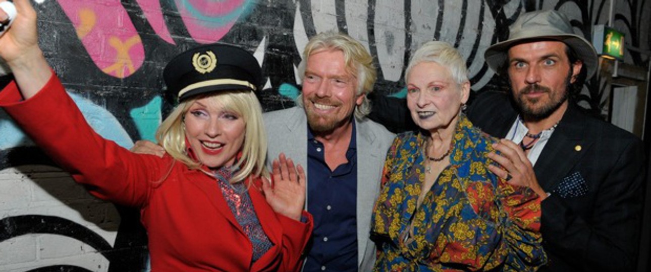 Virgin-Atlantic-Chef Richard Branson konnte keine Geringere als Vivienne Westwood verpflichten, die neuen Uniformen seiner Airline zu designen.