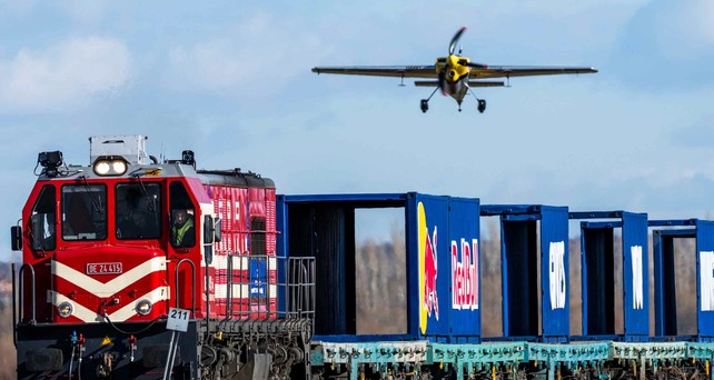 Flugzeug auf Zug: Waghalsiges Manöver.