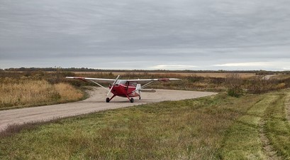 Darrin Smedsmos Stinson 108 nach der Landung: Das Flugzeug wurde beschlagnahmt.