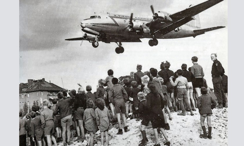 Berliner freuen sich 1948 über die Landung eines Rosinenbombers: Eine Gruppe will die Flieger 2019 zurückbringen.