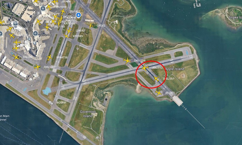 Im roten Kreis: Oben der startende American-Jet, unten das durchstartende Delta-Flugzeug.