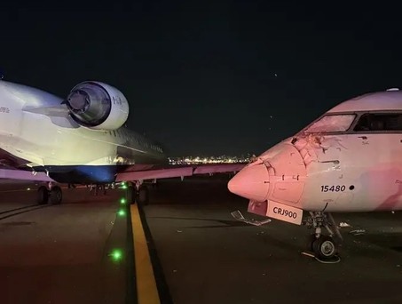 Große Schäden an beiden Flugzeugen: Die beiden Bombardier CRJ 900 nach der Kollsion.