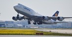 Boeing 747 von Lufthansa: Je nach Ziel sind auch einheimische Flugbegleitende an Bord.