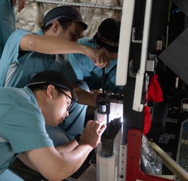 Mitarbeiter von Haeco an der Arbeit: Der Airbus A330 von Swiss wird fast wie neu.