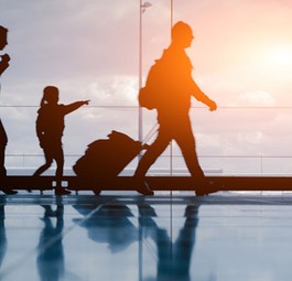 Reisende Familie: In Zukunft mindestens 4 Euro Reservierungsgebühr.