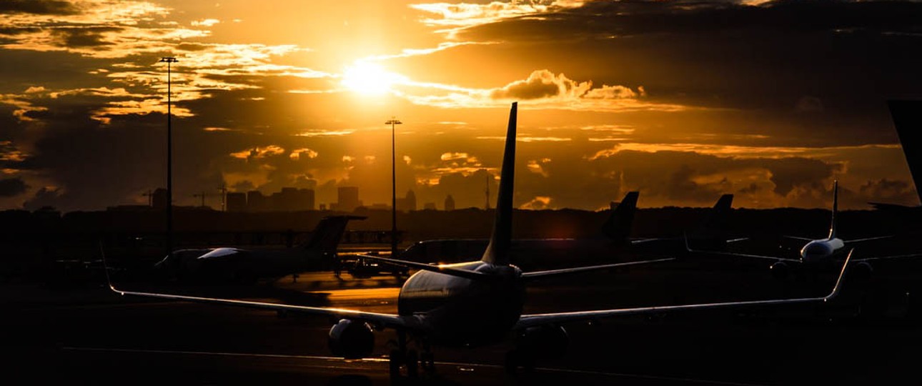 Flieger im Sonnenuntergang: Neue Airline startet in Norwegen.