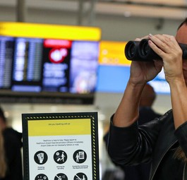 Passagierin in London-Heathrow: Neuer Aktionär im Anflug.