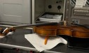 Violine im Flugzeug. So wird sie eigentlich nicht transportiert.