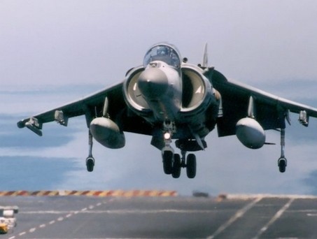 Herrscher der Meere: Die Hawker Siddeley Sea Harrier macht Flugzeugträgern das Leben leichter.