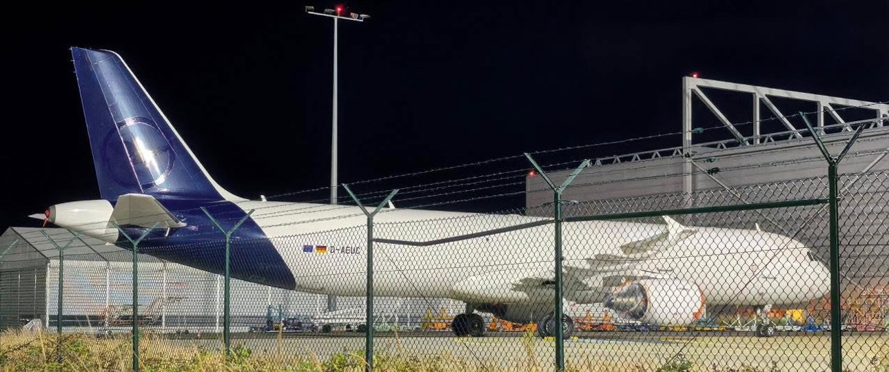 Die D-AEUC am Flughafen Frankfurt: Der Airbus A321 P2F hat seine Lufthansa-Insignien verloren.