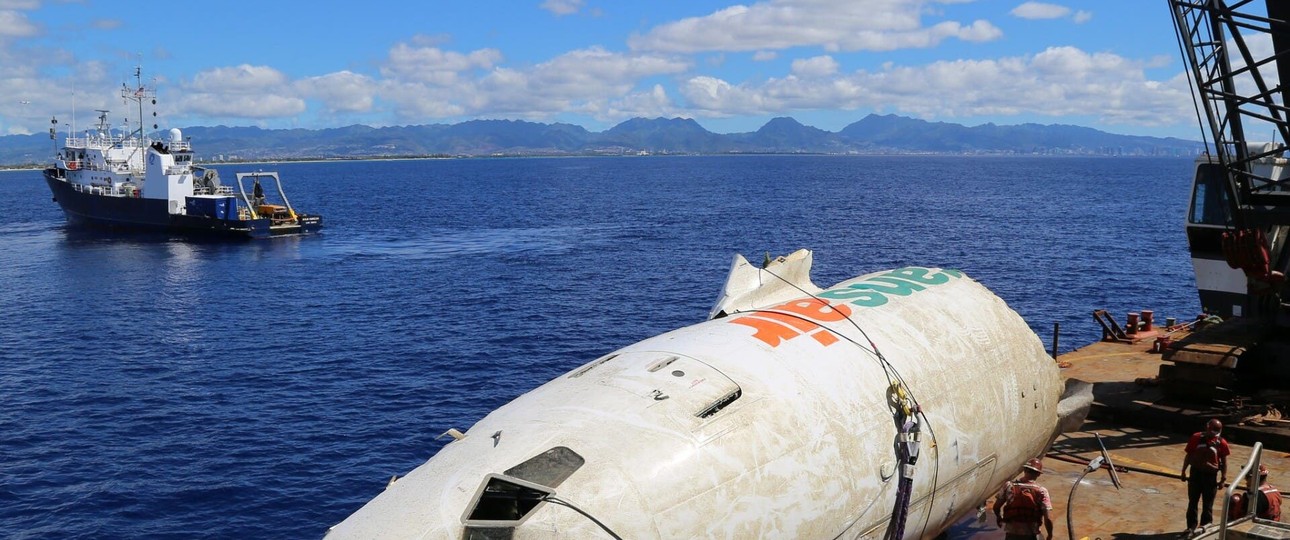 Erstmals seit dem Absturz wieder in Farbe zu sehen: Das Wrack der abgestürzten Boeing 737 von Transair.