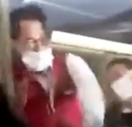 Vorfall an Bord von Turkish Airlines: Rechts der Angreifer, links die Flugbegleiter.