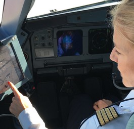 Pilotin im Lufthansa-Cockpit: Die Gehälter steigen.