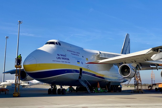 Die UR-82072 trägt den Namen «Be brave like Kherson» und ...