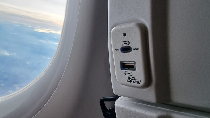 Air France bietet nicht einfach Steckdosen, sondern sogar 60W fähige USB-C-Dosen, um Mobilgeräte aufzuladen.