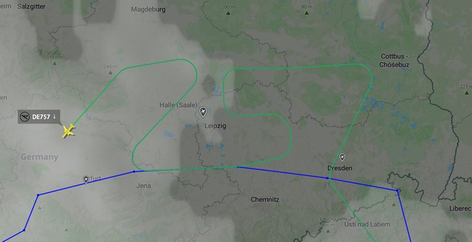 Die Boeing 757 zeichnete eine 757 in den Himmel.