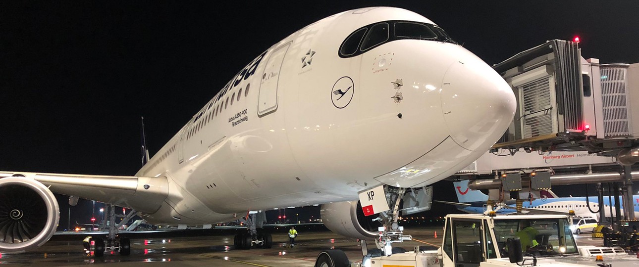 Der Airbus A350 am Gate in Hamburg: D-AIXP flog in etwas mehr als 15 Stunden nach Falkland.