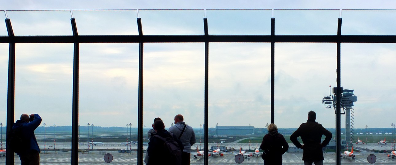 Besucherterrasse mit Glaswänden am BER: Überwurfschutz künftig auch in Düsseldorf.