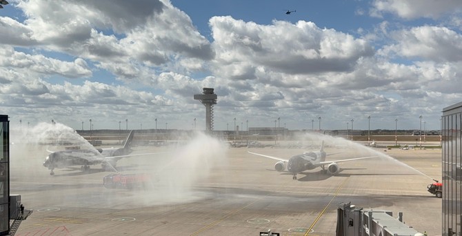 Präziosionsarbeit: Die beiden Flieger der Jubiläumsflüge LH2026 und LH1926 rollen in Berlin ans Gate - synchron.