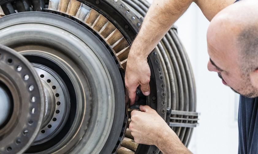 Ein Forscher bei der Triebwerksreinigung: Künftig soll das in 20 Minuten funktionieren.