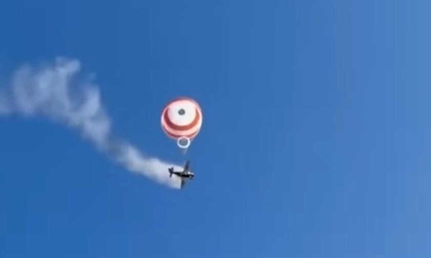Cirrus SR22 fängt im Flug Feuer: Der Pilot wurde durch den integrierten Fallschirm gerettet.