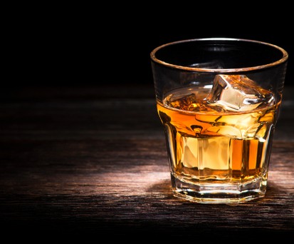 Sehen Sie, was Air New Zealand im Jahr 2022 an ihre Fluggäste ausschenkte, präsentiert mit Symbolbildern: 5341 Liter Whiskey.