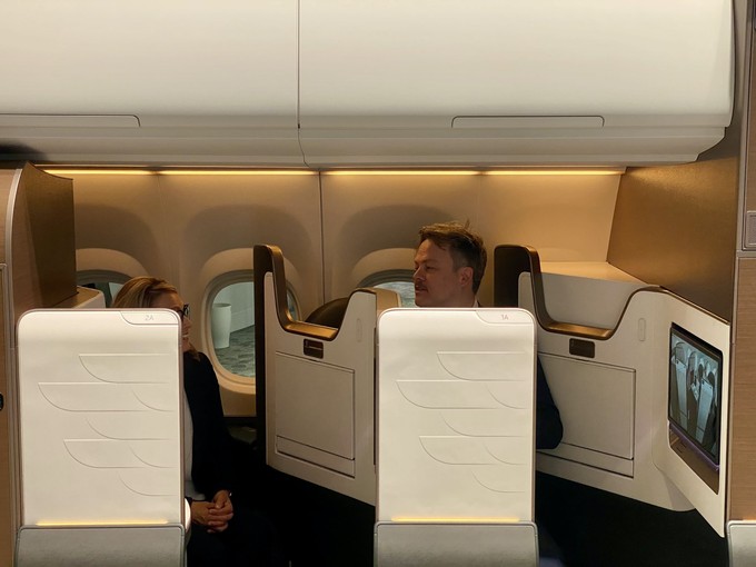 Ein kleiner Trenner lässt sich herunterfahren und ermöglich Gespräche zwischen zwei Suiten. 