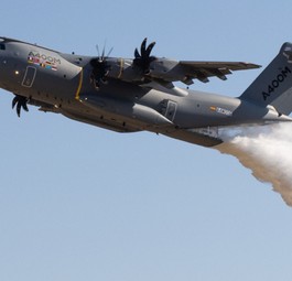 Der Airbus A400 M bei einem Testflug als Löschflugzeug: Die Maschine kann ...