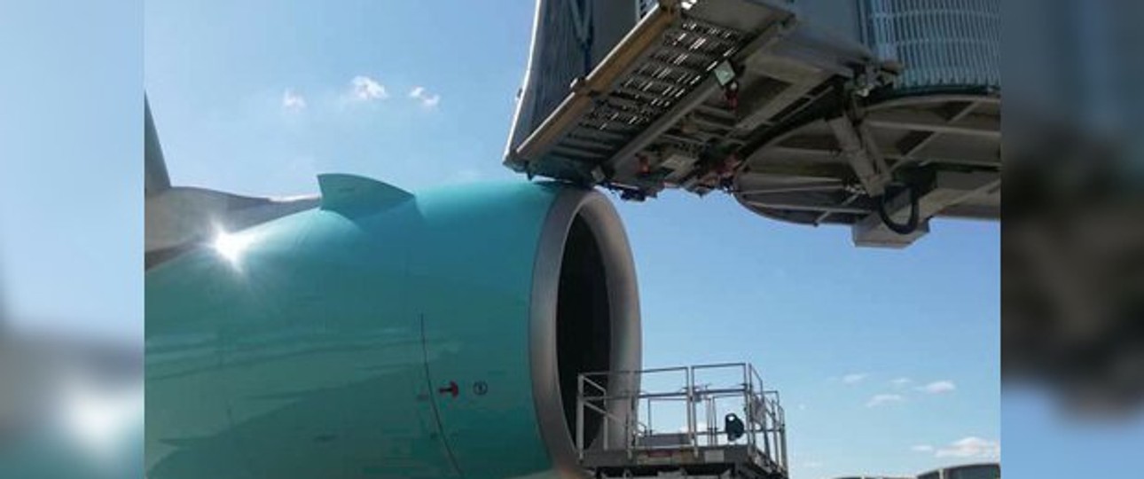 Der Schaden: Der A380 fuhr in die Fluggastbrücke.