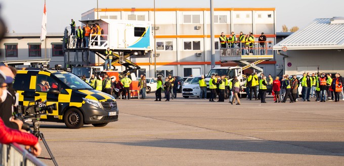 Auf dem Vorfeld tummelten sich Mitarbeiter des Flughafens und von Airlines.