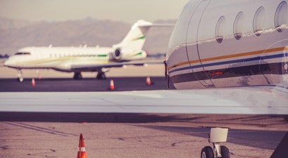 Business Jets an einem Flughafen: 2023 gab es fast 3,6 Millionen Privatjetflüge.