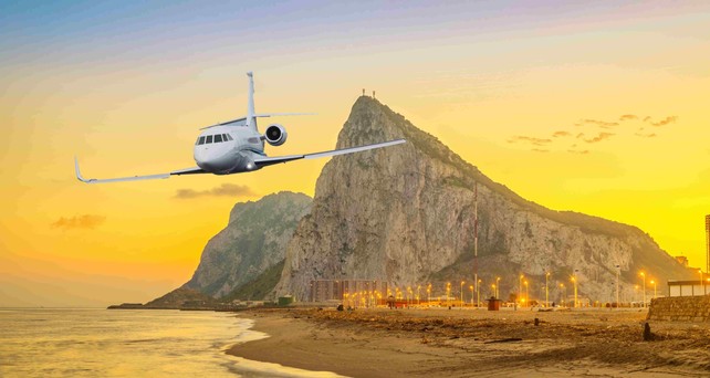 Businessjet vor dem Felsen von Gibraltar: Das britische Territorium baut ein eigenes Flugzeugregister auf.