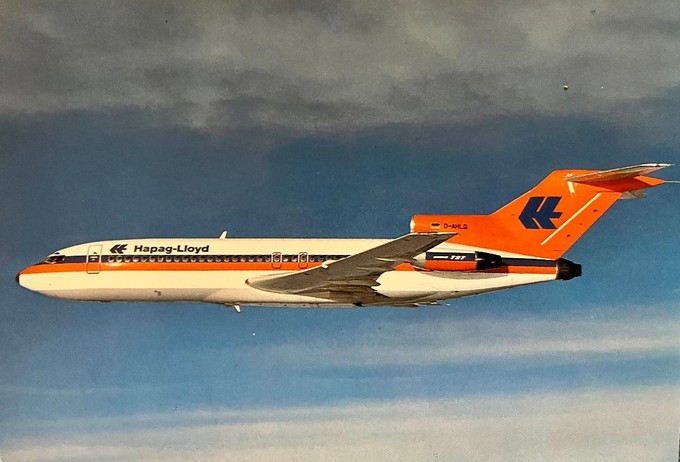 Eine Boeing 727 in den blau-orangen Farben von Hapag-Lloyd Flug.