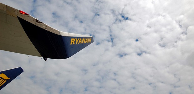 Flügelspitze und Heckflosse einer Boeing B737-800 von Ryanair: Bei Aer Lingus gescheitert.