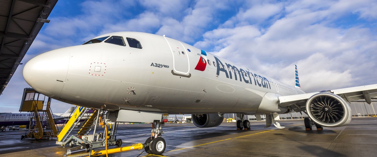 American Airlines verbindet die Ost- mit der Westküstenmetropole Los Angeles und fliegt den Flughafen LAX an.