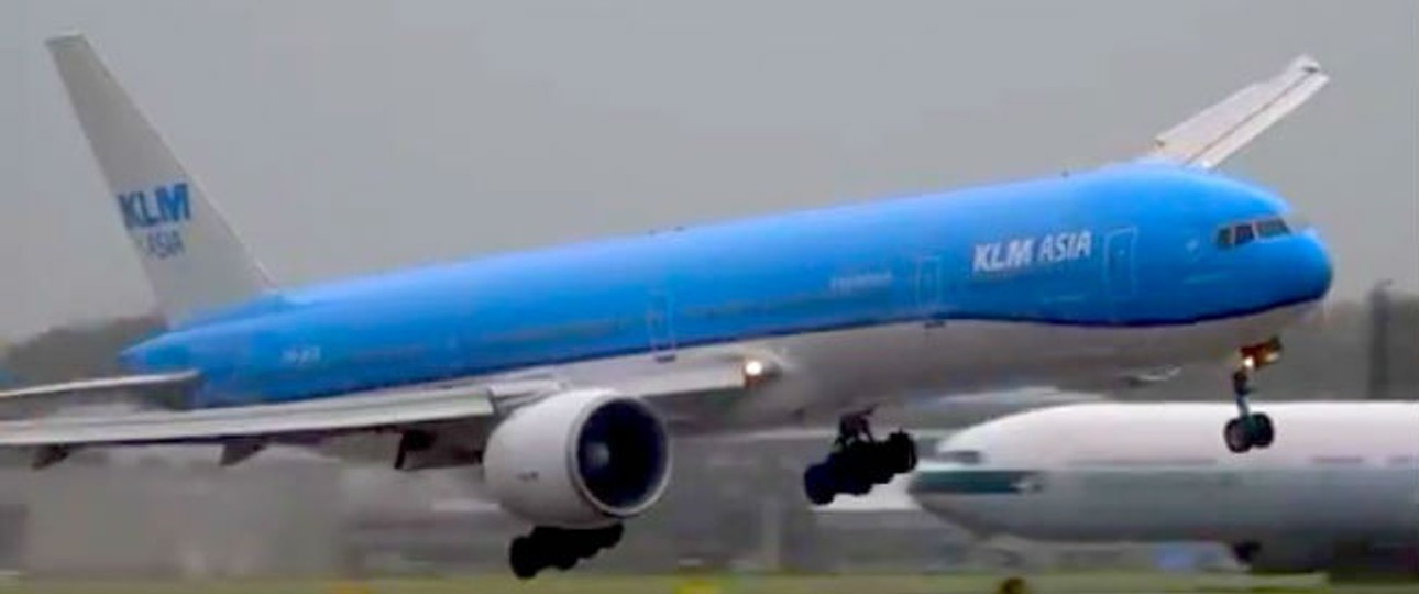 Heikler Moment: Die Boeing 777 kippt nochmal.