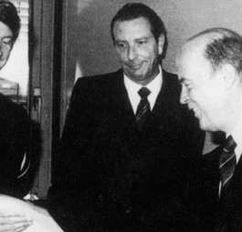 Es begann mit einer Entlassung: Pilot Kim Lundgren verlor während der Ölkrise in den 1970er-Jahren seinen Job bei Pan Am in Europa. Statt in die USA zurückzukehren, gründete er eine Charter-Fluggesellschaft. 1978 wurde Air Berlin USA im US-Bundesstaat Oregon ins Handelsregister eintragen.