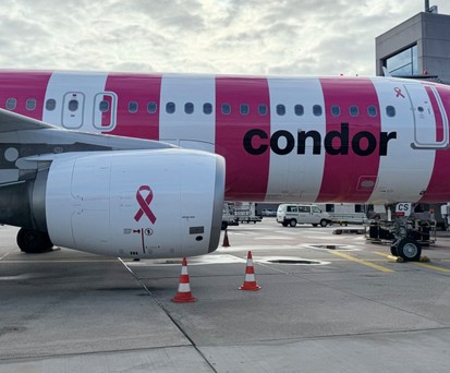 Die D-AICS ist ein Unikat. Als einziges Flugzeug von Condor trägt sie rosa Streifen.