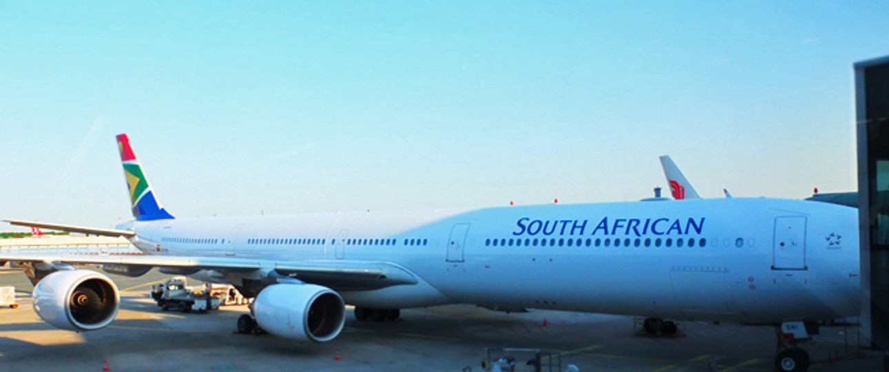 Der Airbus A340-600 von South African Airways, hier am Gate in Frankfurt.